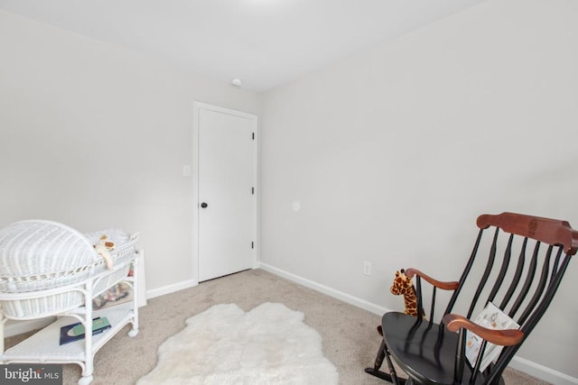living area with carpet floors and baseboards