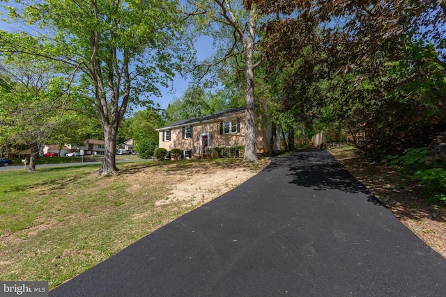 split foyer home with driveway and a front yard