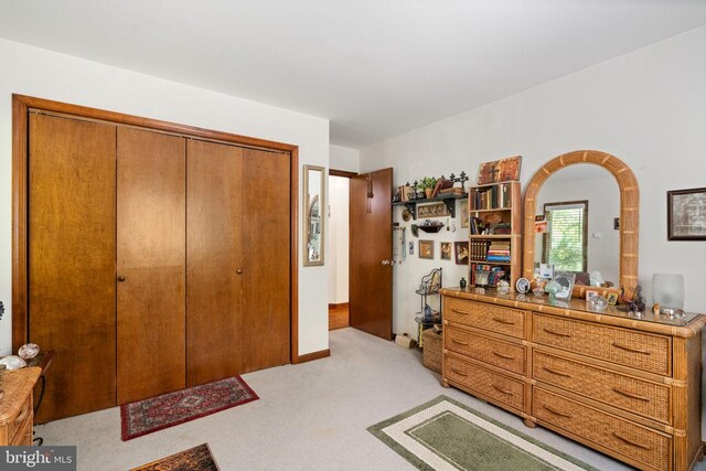 bedroom with light carpet, a closet, and arched walkways