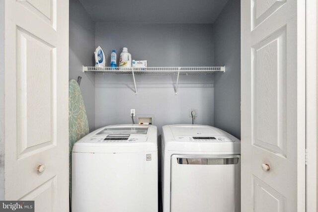 10501 Crestfield Ln, Spotsylvania, VA 22553 - laundry area featuring washer and clothes dryer