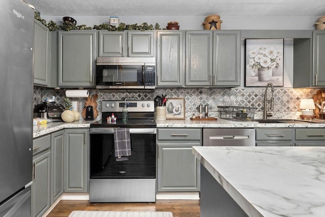 1294 Victorian Village Dr, Harrisonburg, VA 22802 - kitchen with stainless steel appliances, a sink, decorative backsplash, and gray cabinets