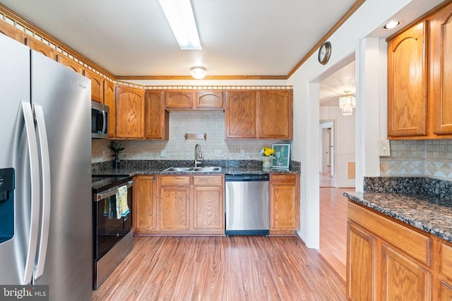 4117 Dartmoor Ct, Fredericksburg, VA 22408 - kitchen featuring stainless steel appliances, a sink, backsplash, light wood-style floors, and dark stone counters