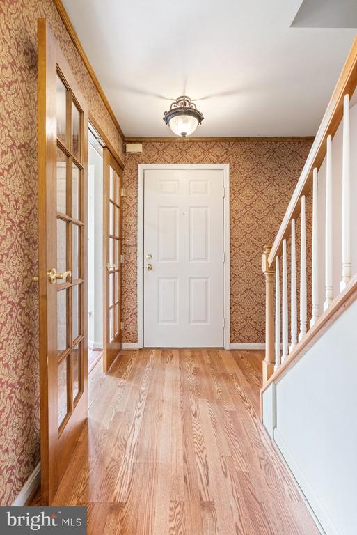 4117 Dartmoor Ct, Fredericksburg, VA 22408 - foyer entrance featuring wallpapered walls, wood finished floors, and baseboards