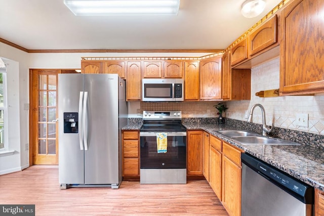 4117 Dartmoor Ct, Fredericksburg, VA 22408 - kitchen featuring stainless steel appliances, a sink, ornamental molding, light wood-type flooring, and decorative backsplash