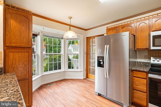 4117 Dartmoor Ct, Fredericksburg, VA 22408 - kitchen with stainless steel appliances, light wood finished floors, plenty of natural light, ornamental molding, and baseboards
