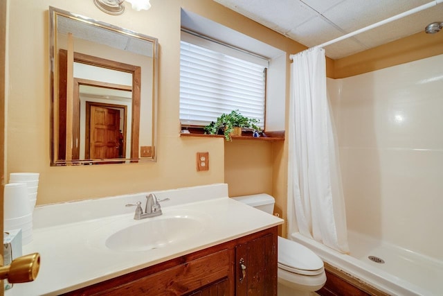 full bath with vanity, toilet, and a shower with shower curtain