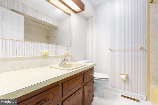 307 Butternut Dr, Fredericksburg, VA 22408 - full bath with wallpapered walls, vanity, and a tub to relax in
