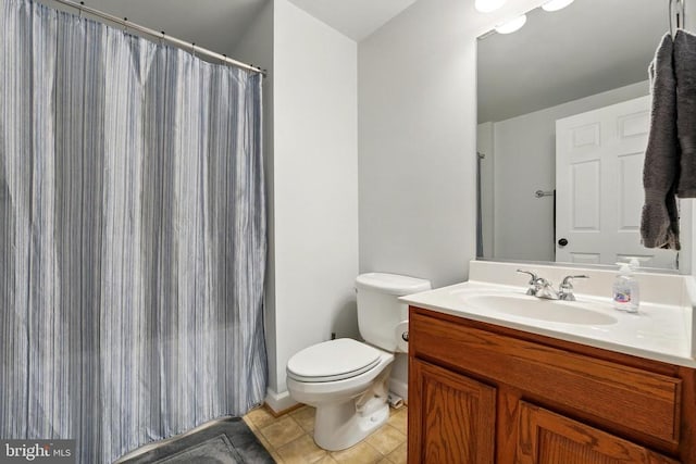 full bath with toilet, vanity, tile patterned flooring, curtained shower, and baseboards