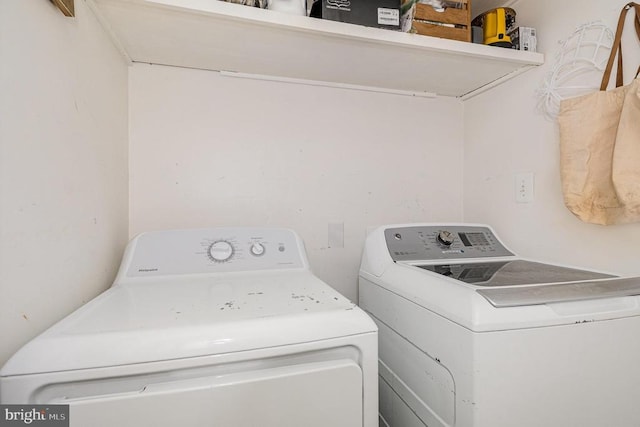 4511 Cornwall Ct, Fredericksburg, VA 22408 - laundry room featuring washer and dryer