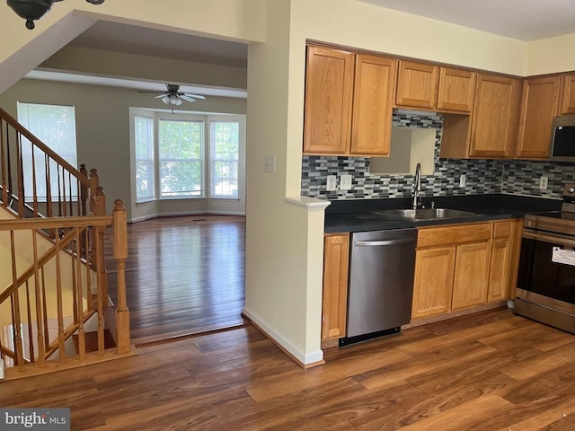 9808 Bartley Ct, Fredericksburg, VA 22408 - kitchen featuring stainless steel appliances, a sink, a ceiling fan, dark countertops, and dark wood-type flooring