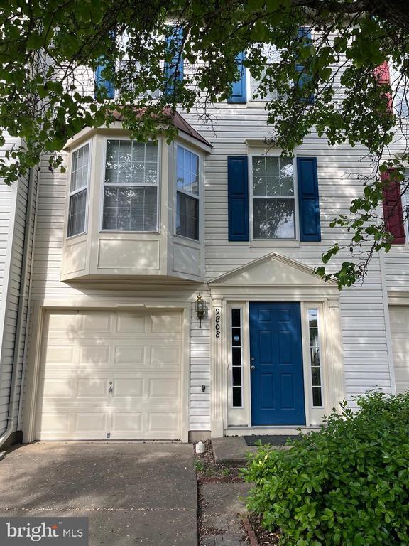 9808 Bartley Ct, Fredericksburg, VA 22408 - view of front of property with a garage