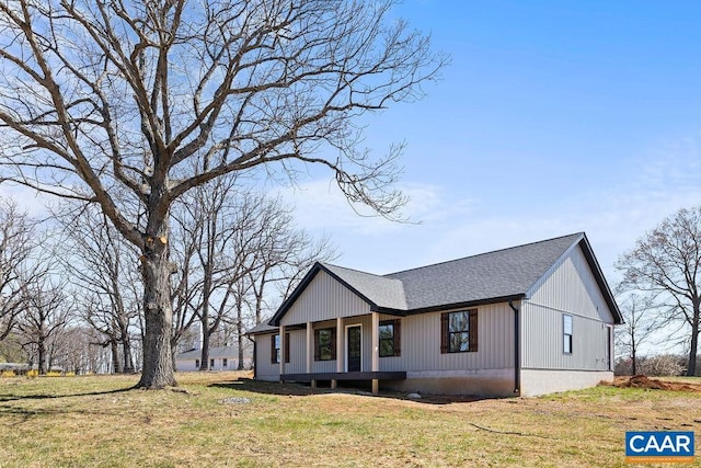 view of front of home featuring a shingled roof and a front lawn