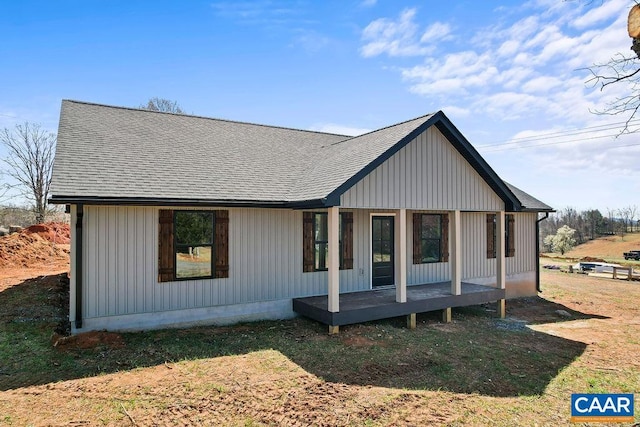 view of front facade featuring a shingled roof