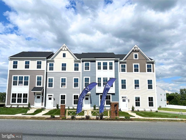 7861 Harlow Cir, Spotsylvania, VA 22551 - townhome / multi-family property featuring board and batten siding