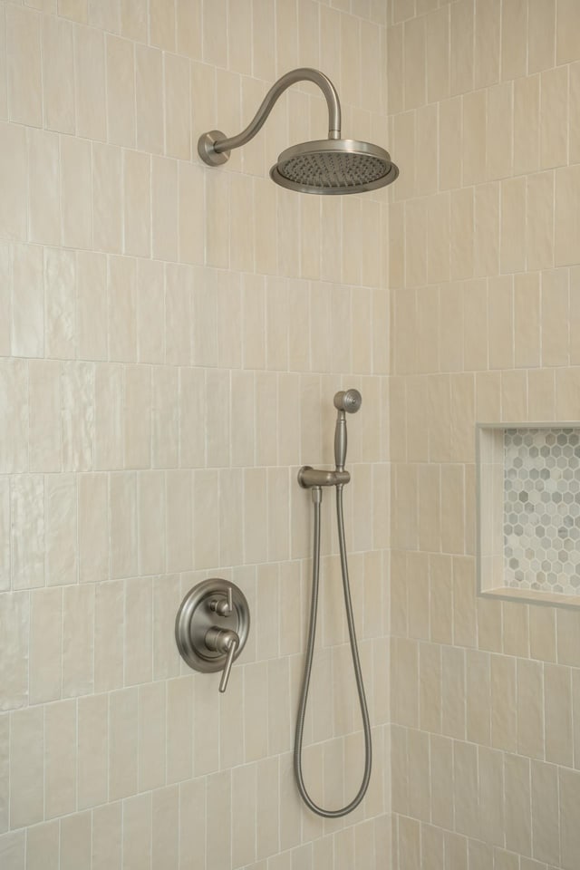 135 Radnor Ct, Rockingham, VA 22801 - room details with tiled shower