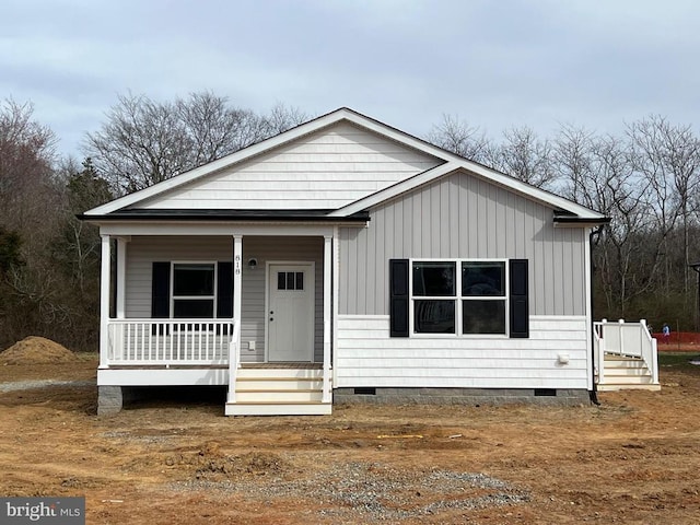 view of front facade featuring crawl space and covered porch