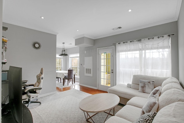 living room with visible vents, wood finished floors, recessed lighting, crown molding, and baseboards