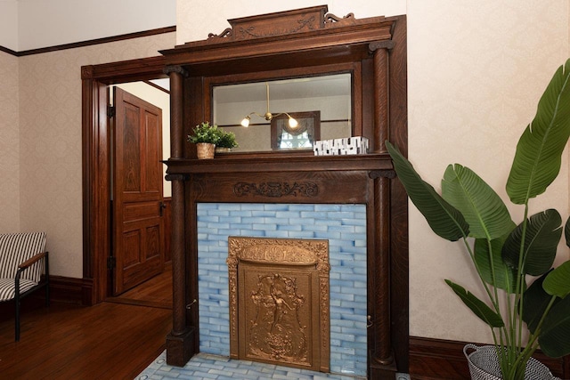 557 Wayne Ave S, Waynesboro, VA 22980 - detailed view of wood finished floors and wallpapered walls