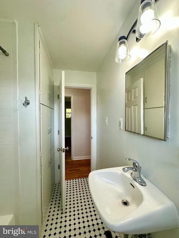 501 Lesco Blvd, Culpeper, VA 22701 - full bathroom with a sink and a shower