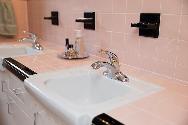 188 Middlebrook Rd, Staunton, VA 24401 - bathroom with a sink and decorative backsplash