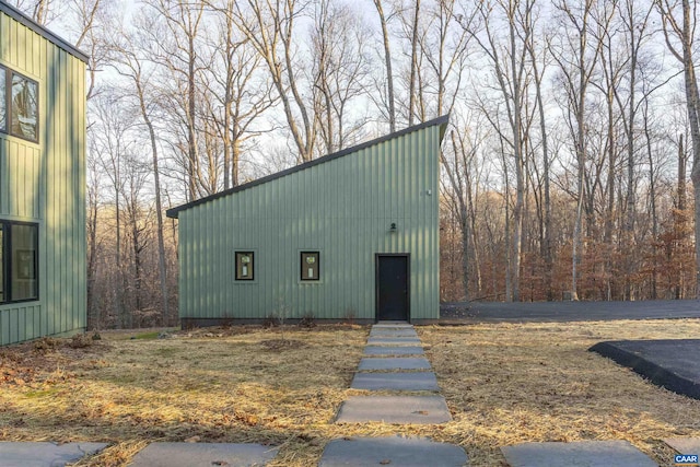 view of outdoor structure featuring an outbuilding