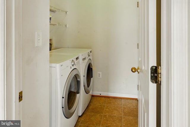 607 Woodruff Ln, Culpeper, VA 22701 - laundry room featuring washer and clothes dryer and baseboards