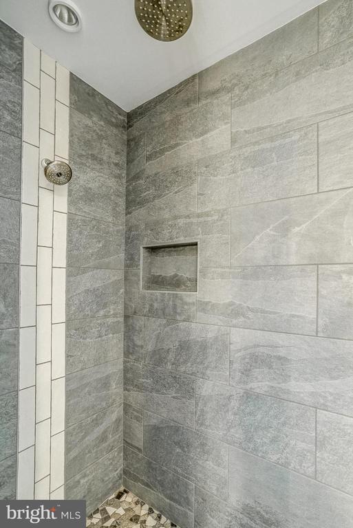 310 Elk Creek Lndg, Mineral, VA 23117 - full bath with a tile shower
