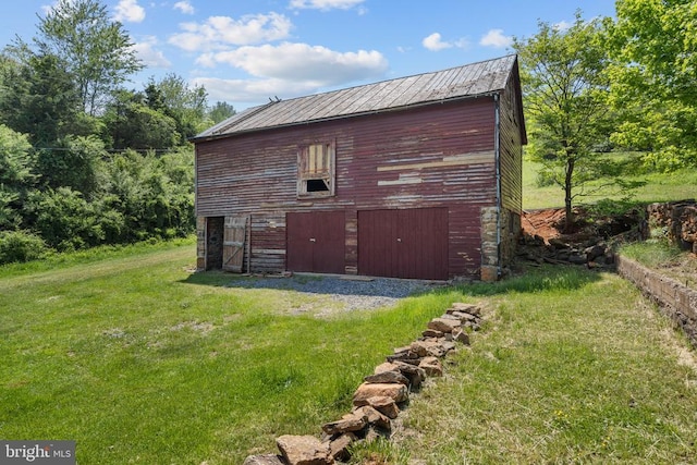  - view of barn featuring a lawn