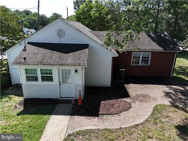 3200 Lafayette Blvd, Fredericksburg, VA 22408 - rear view of property featuring a shingled roof