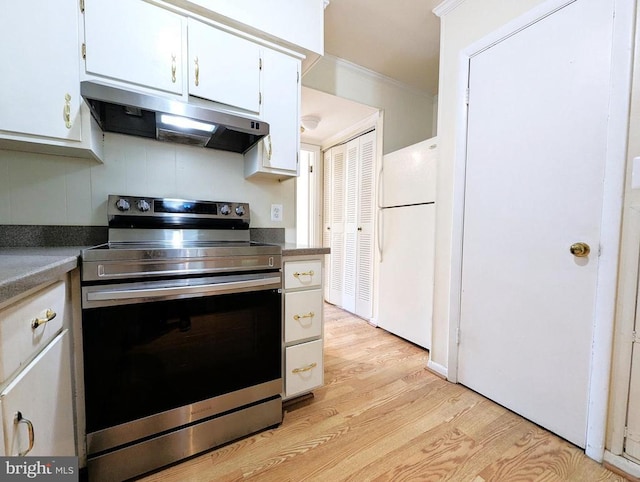 2104 Jefferson Park Ave Unit D, Charlottesville, VA 22903 - kitchen featuring stainless steel electric range, under cabinet range hood, freestanding refrigerator, light wood-style flooring, and ornamental molding
