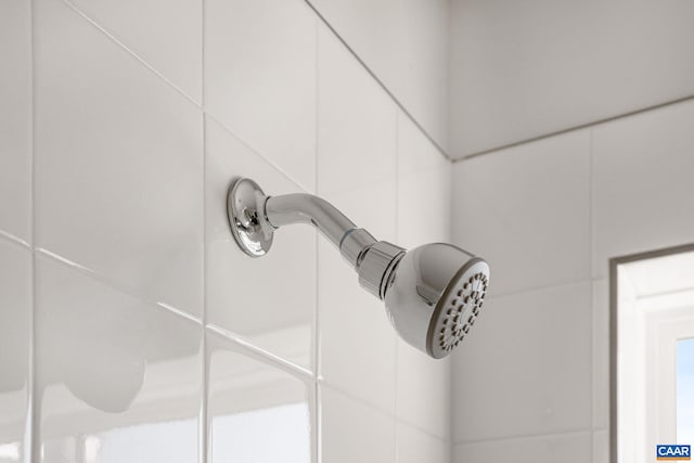 room details featuring a tile shower