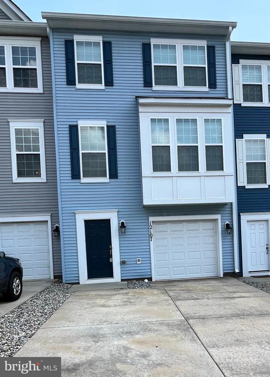 12107 Bowling Farm Ct, Fredericksburg, VA 22407 - view of property featuring concrete driveway