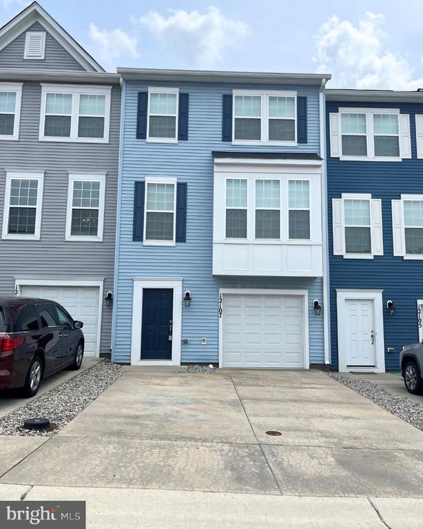 12107 Bowling Farm Ct, Fredericksburg, VA 22407 - townhome / multi-family property featuring driveway and a garage