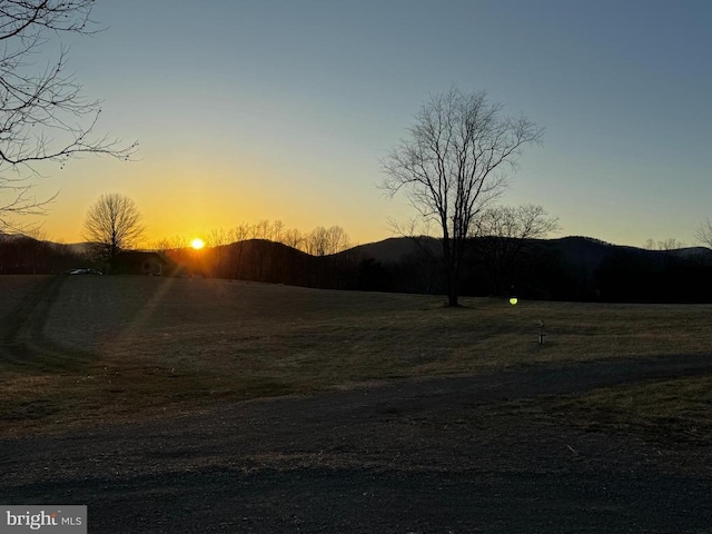 view of yard featuring a mountain view