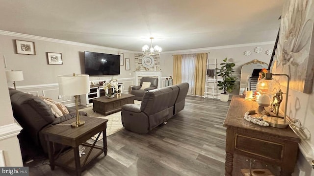 living room with ornamental molding, dark wood-type flooring, and a notable chandelier