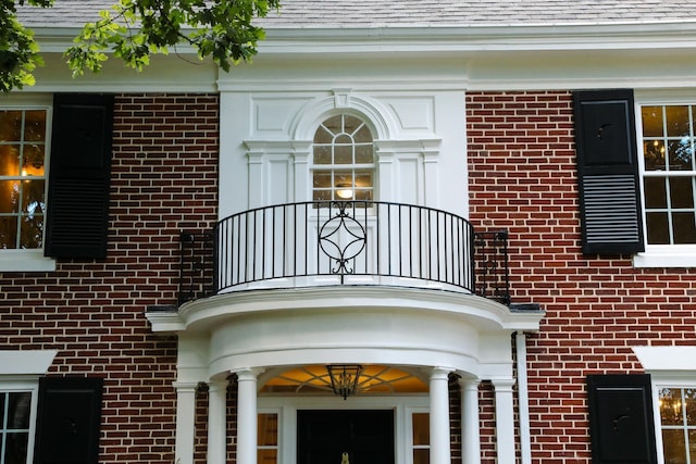 645 Cherry Ave, Waynesboro, VA 22980 - entrance to property featuring a balcony, brick siding, and a shingled roof