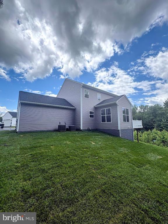 15210 Lost Horizon Ln, Fredericksburg, VA 22407 - back of property with a yard