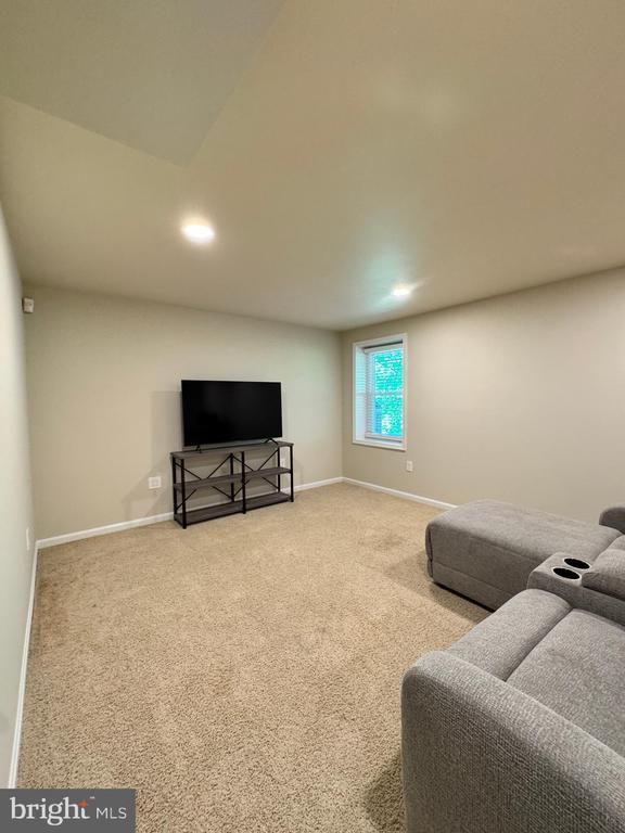 10010 Peppermill Ct, Fredericksburg, VA 22407 - carpeted living area with baseboards and recessed lighting