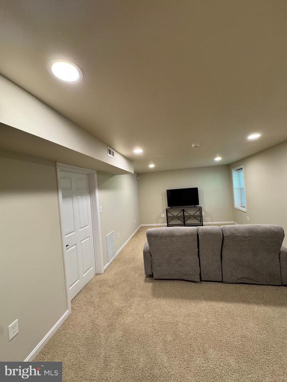 10010 Peppermill Ct, Fredericksburg, VA 22407 - carpeted living room featuring recessed lighting and baseboards