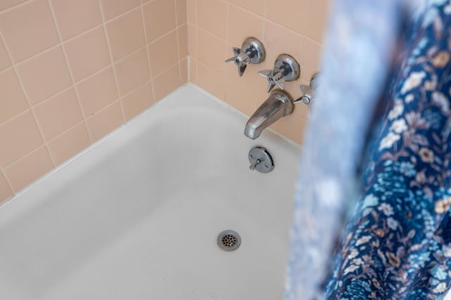 2403 Bare St, Staunton, VA 24401 - bathroom view of shower / tub combo with curtain