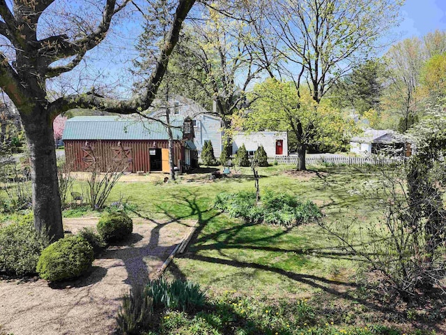 view of yard with an outbuilding