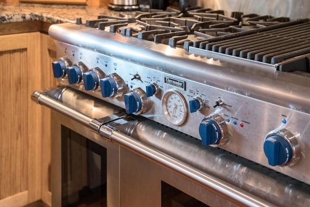 945 Neese Ln, New Market, VA 22844 - room details featuring tasteful backsplash and high end stainless steel range