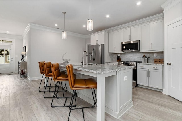 120 Ridgeline Dr, Waynesboro, VA 22980 - kitchen with appliances with stainless steel finishes, crown molding, decorative backsplash, a kitchen island with sink, and a kitchen breakfast bar