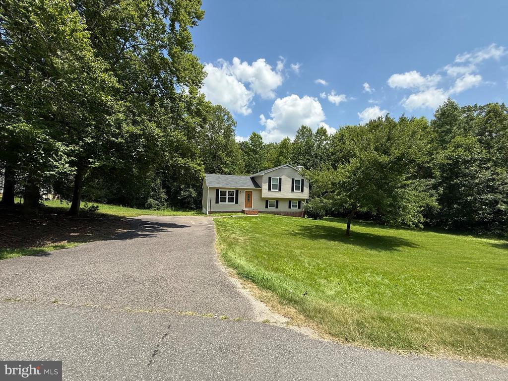 10611 Cobblestone Dr, Spotsylvania, VA 22553 - split level home featuring asphalt driveway and a front yard