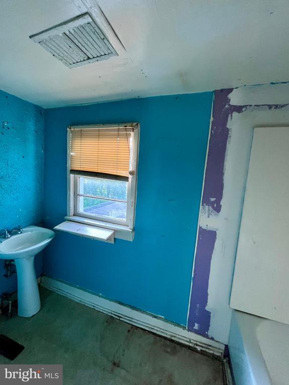 120 Charles St, Gordonsville, VA 22942 - full bathroom with a bathtub