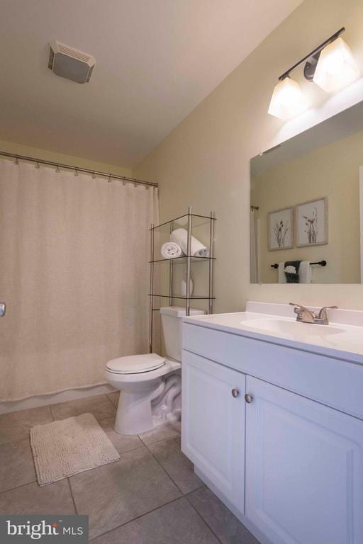 32 Old Hollow Rd, Sperryville, VA 22740 - bathroom featuring a shower with curtain, toilet, visible vents, tile patterned floors, and vanity
