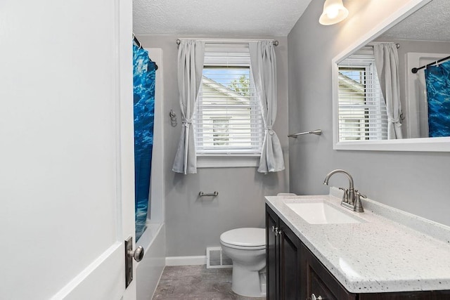 238 Charlotte Ave N, Waynesboro, VA 22980 - bathroom with a textured ceiling, vanity, toilet, baseboards, and shower / bathtub combination with curtain