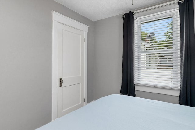 238 Charlotte Ave N, Waynesboro, VA 22980 - bedroom featuring a textured ceiling