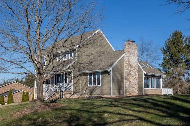 view of front of home with a front lawn