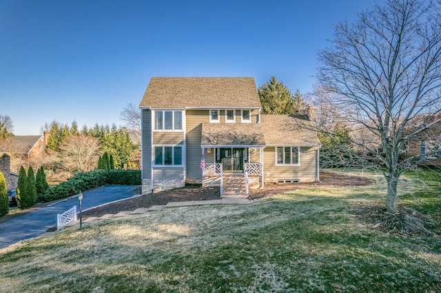 view of front facade featuring a front lawn